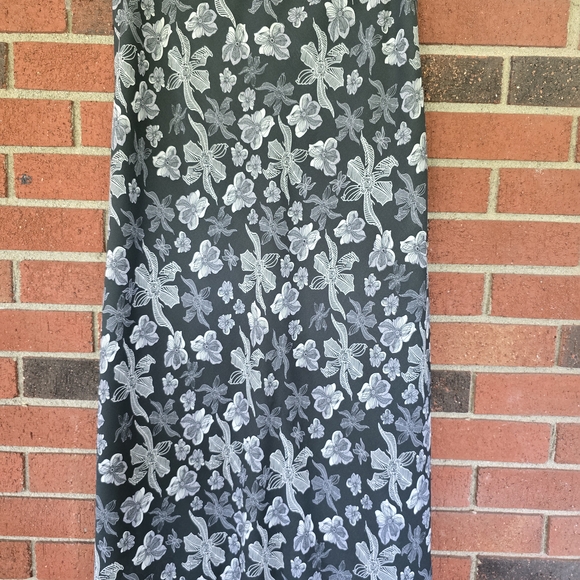 Chic Floral Maxi Skirt in Black and Gray - Picture 4 of 6